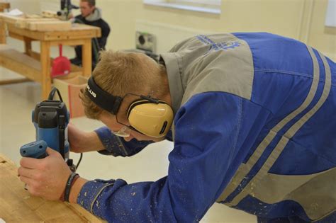 Medienos ir silikono baldų rankenėlių pavyzdžiai