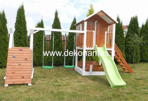 Medinė vaikų žaidimų aikštelė su čiuožykla ir sūpynėmis kieme
