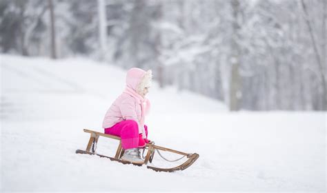 Vaikas čiuožia nuo medinės čiuožyklos