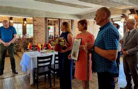 Senjorai dalyvaujantys Šv. Mišiose globos namuose