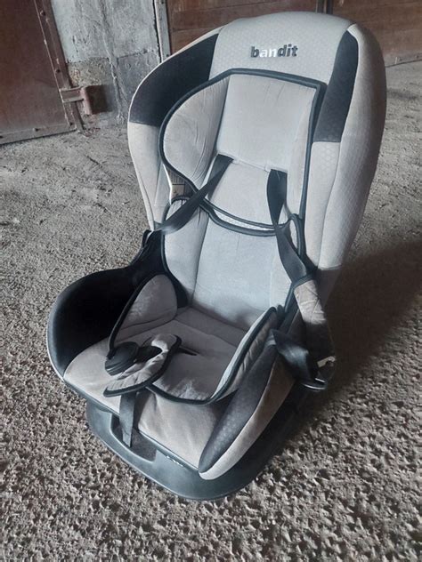 Dovanota automobilinė kėdutė