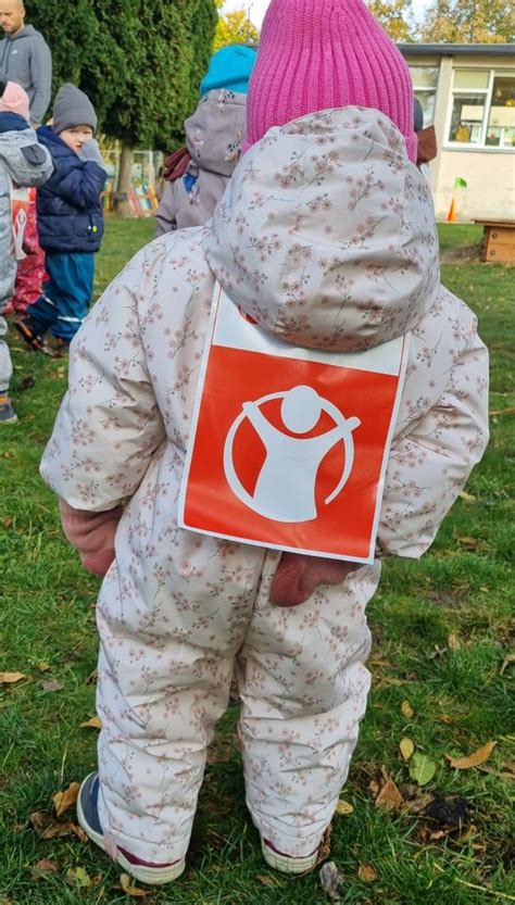 Žmonės bendradarbiaujantys ir savanoriaujantys su „Gelbėkit vaikus“