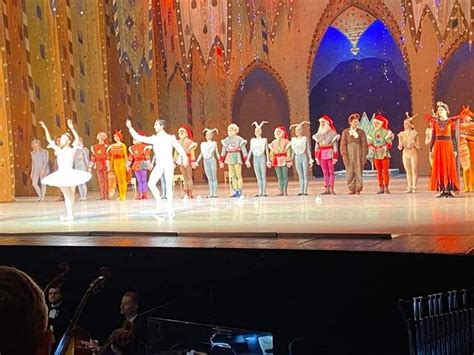 vaikai stebi baleto spektaklį teatre