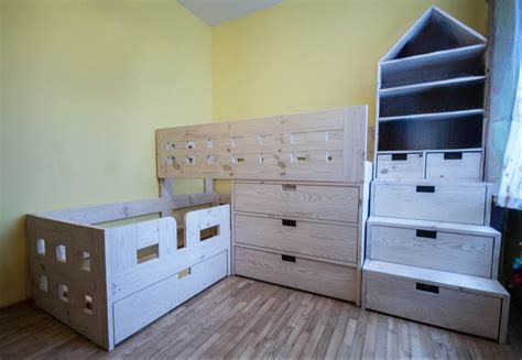 natūralaus medžio vaikiški baldai vaikų kambaryje