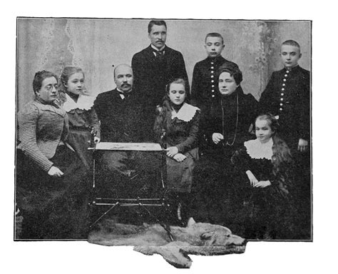 archyvinė nuotrauka, kurioje įamžinta Petro Vileišio šeima 1900 metais