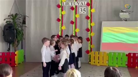 Vaikų grupė dainuojanti darželyje