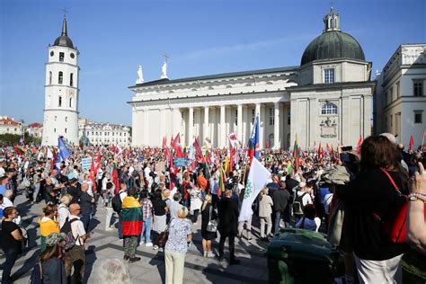Lietuvos Sąjūdžio mitingo nuotrauka, atspindinti patriotinę dvasią