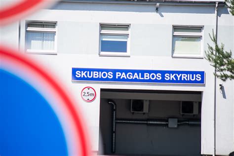 Kūdikis kritimo nuo vystymo stalo metu