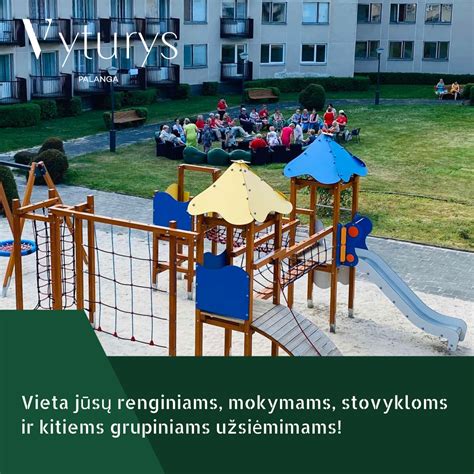 vaikas tyrinėja aplinką saugioje žaidimų zonoje