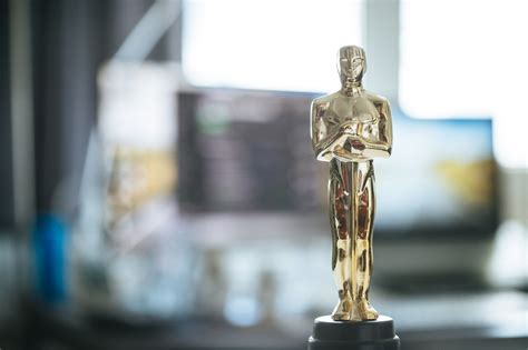 Oskarų statulėlė ir kino juosta