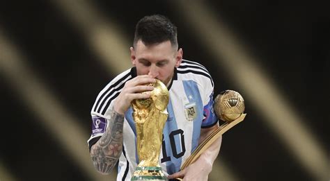 Lionelis Messi su FIFA Pasaulio taurės trofėjumi