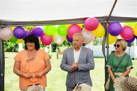 Specialistas bendraujantis su globos namų gyventoju