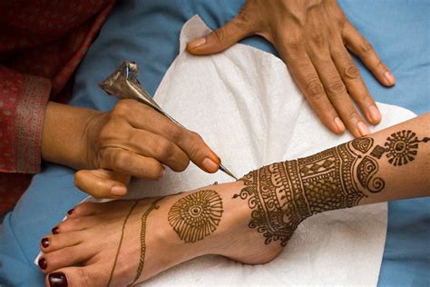 Nuosekli instrukcija, kaip užklijuoti laikiną tatuiruotę