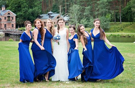 Pamergės su vienodomis suknelėmis