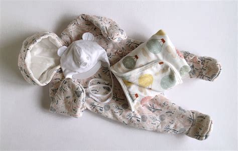 kūdikis su patogiais medvilniniais drabužėliais