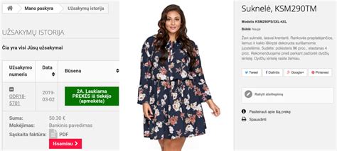 Mergaitė, besirenkanti suknelę internetinėje parduotuvėje