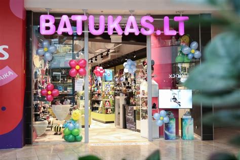 Šiuolaikinė vaikiškų prekių parduotuvės vitrina