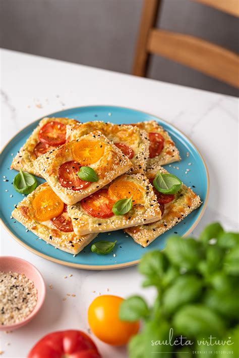 Lėkštė su kūdikio maistu, kuriame yra mėsos ir daržovių