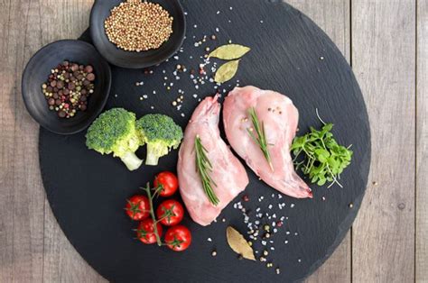 Įvairių rūšių žalia mėsa: veršiena, triušiena, kalakutiena