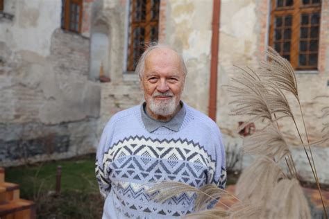 Kunigas Antanas Saulaitis bendrauja su jaunimu
