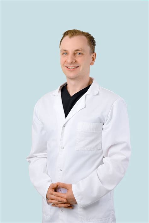 Gydytojas atliekantis naujagimio apžiūrą
