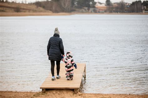 Tėvai, kalbantys su vaiku ir išklausantys jį
