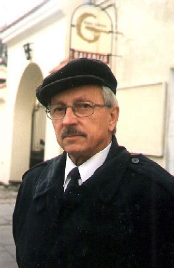 Stasys Juškus diriguoja chorui