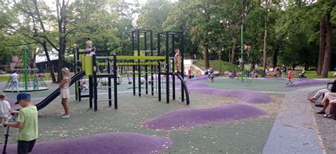 Auklė žaidžianti su vaikais parke