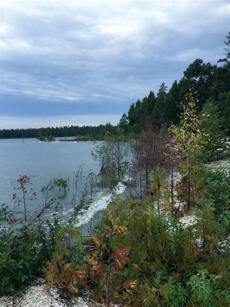vaizdingas Akmenos ežero krantas ir rezidencijos eksterjeras