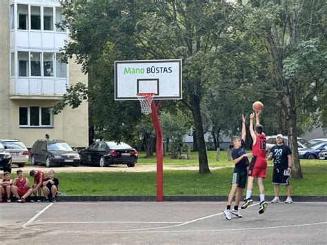 vaikas krepšinio aikštelėje