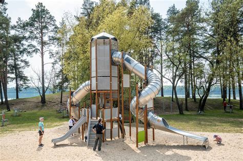 Vaikai laipioja nuotykių parke
