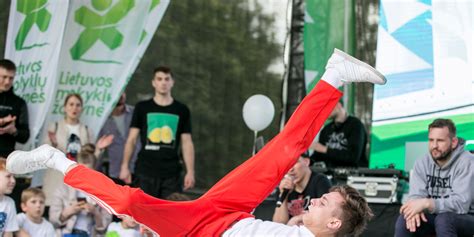 Brolių Gataveckų breiko šokio pasirodymas