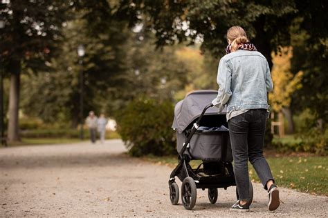 Tėvai ir vaikas, bendraujantys meiliai