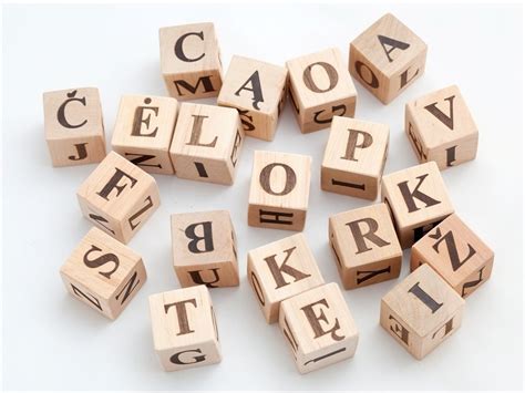 Medinės kaladėlės su lietuviškomis raidėmis