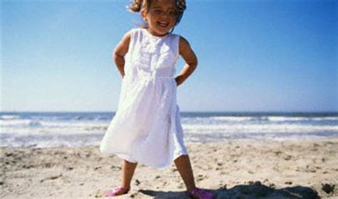 Vaikas, apkabintas mamos