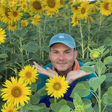 Žmonės šoka ir dainuoja namų vakarėlyje