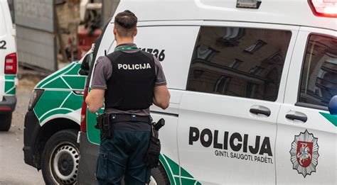 Jauni paaugliai, bendraujantys socialiniuose tinkluose