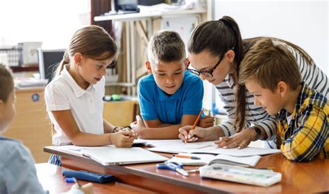 Mokytoja su mokiniais