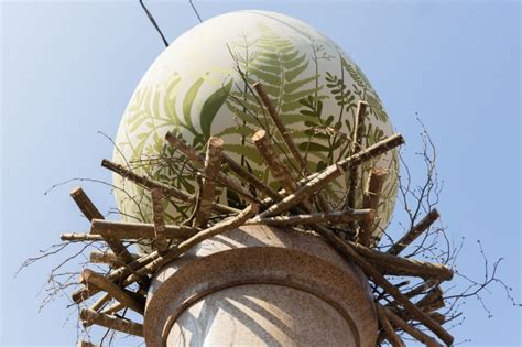 Žolelių raštai ant Velykinio kiaušinio skulptūros