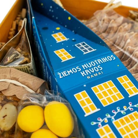 dovanų pakavimo procesas ir šventinė nuotaika