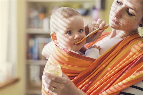mama su kūdikiu, taisyklinga vaiko kėlimo technika