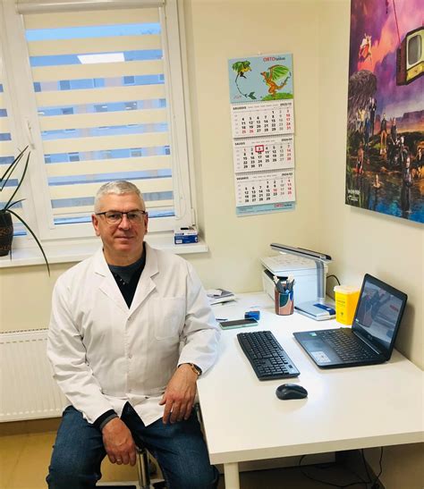 Ortopedas traumatologas konsultuoja pacientą