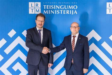 Rumunijos teismo pastato iliustracija su teisingumo svarstyklėmis