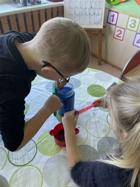 vaikai atliekantys STEAM eksperimentą