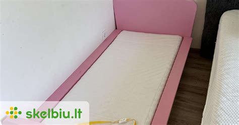 Vaiko oda su dėmėmis, būdingomis įvairiaspalvei dedervinei