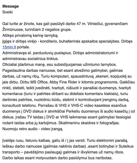 Jaunas žmogus ieško darbo skelbimų kompiuteryje