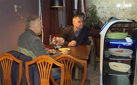 Linksmi paaugliai dirba kavinėje, aptarnauja klientus