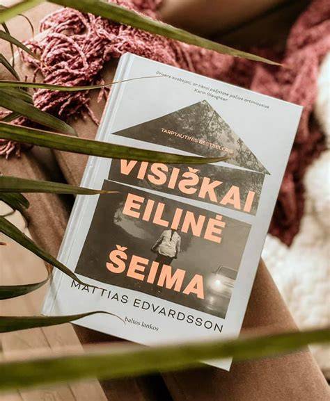 Helen Lester portretas, besišypsanti ir laikanti knygą