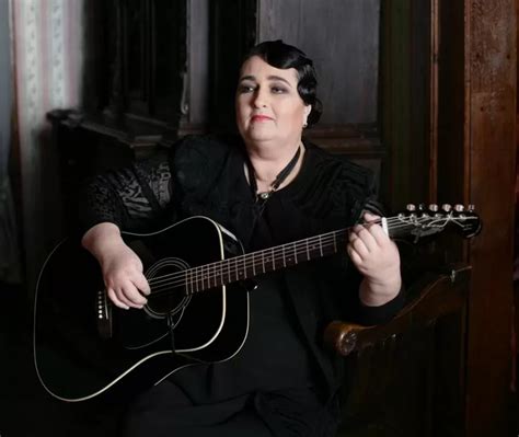 Liuba Nazarenko scenoje su gitara atliekanti romansą
