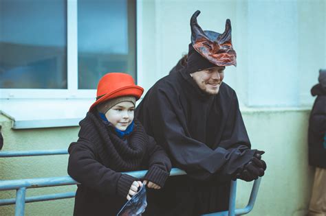 Simbolinė nuotrauka: mokytojas ir vaikas